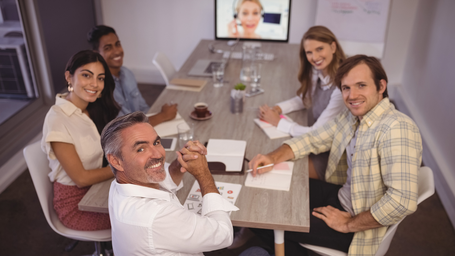 Conferencias Colabore, capacite e invite a sus clientes a reuniones virtuales.